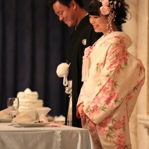 桃色のリメイク振袖を着た花嫁